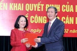 Thường trực Ban Bí thư Đinh Thế Huynh trao Quyết định của Bộ Chính trị cho bà Trương Thị Mai. (Ảnh: An Đăng/TTXVN)