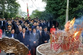 Lãnh đạo tỉnh Phú Thọ thay mặt đồng bào cả nước dâng hương tưởng niệm các Vua Hùng. (Ảnh: Trung Kiên/TTXVN)