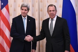 Ngoại trưởng Mỹ John Kerry (trái) và Ngoại trưởng Nga Sergei Lavrov. (Nguồn: AFP/TTXVN)