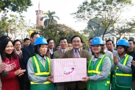 Bí thư Thành ủy Hoàng Trung Hải tặng quà Tết cho công nhân môi trường của Tổ Hoàng Diệu (Xí nghiệp Môi trường Đô thị số 1). (Ảnh: Doãn Tấn/TTXVN)