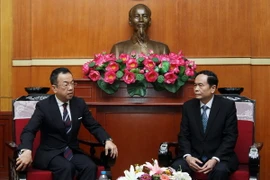 Phó Chủ tịch Ủy ban Trung ương Mặt trận Tổ quốc Việt Nam Trần Thanh Mẫn tiếp ông Kyoichi Sugino. (Ảnh: Nguyễn Dân/TTXVN)