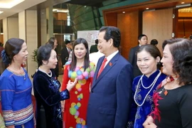 Thủ tướng Nguyễn Tấn Dũng cùng Phó Chủ tịch nước Nguyễn Thị Doan và các nữ đại biểu Quốc hội. (Ảnh: Nhan Sáng/TTXVN)