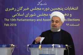 Tổng thống Iran Hassan Rouhani bỏ phiếu tại một điểm bầu cử ở thủ đô Tehran. (Nguồn: THX/TTXVN)