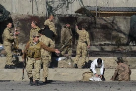 Nhân viên an ninh Afghanistan điều tra tại hiện trường vụ đánh bom đồn cảnh sát. (Nguồn: AFP/TTXVN)