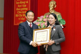 Phó Tổng Giám đốc TTXVN Lê Duy Truyền trao Kỷ niệm chương “Vì sự nghiệp thông tấn” cho Phó Trưởng Ban Chỉ đạo Tây Bắc Hoàng Thị Hạnh. (Ảnh: Thế Duyệt/TTXVN)