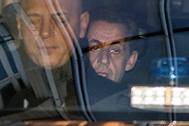 Ông Nicolas Sarkozy (phía sau) đến phiên tòa. (Nguồn: AFP/TTXVN)