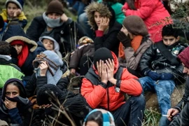 Người di cư chờ tại Canakkale, Thổ Nhĩ Kỳ để tìm cách vượt biển tới Hy Lạp. (Nguồn: AFP/TTXVN)