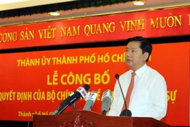 Đồng chí Đinh La Thăng, Ủy viên Bộ Chính trị, Bộ trưởng Giao thông Vận tải, Tân Bí thư Thành ủy TP.Hồ Chí Minh phát biểu tại buổi lễ nhận nhiệm vụ. (Ảnh: Thanh Vũ/TTXVN)