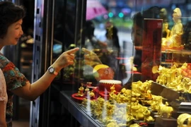Tại cửa hàng bán đồ trang sức vàng ở Hong Kong (Trung Quốc). (Nguồn: AFP/TTXVN)
