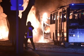 Lính cứu hỏa Thổ Nhĩ Kỳ nỗ lực dập lửa tại hiện trường vụ tấn công. (Nguồn: AFP/TTXVN)