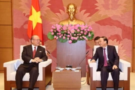 Ông Tô Huy Rứa, Chủ tịch Nhóm Nghị sỹ Hữu nghị Việt Nam-Nhật Bản tiếp ông Tsutomo Takebe. (Ảnh: An Đăng/TTXVN)