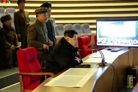 Nhà lãnh đạo Triều Tiên Kim Jong-Un (ngồi phía trước) theo dõi vụ phóng tên lửa mang theo vệ tinh Kwangmyongsong-4. (Nguồn: Yonhap/ TTXVN)