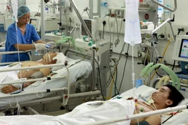 Cấp cứu người bị tai nạn giao thông tại Bệnh viện Hữu nghị Việt Đức. (Ảnh: Dương Ngọc/TTXVN)