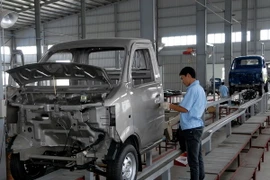 Một dây chuyền lắp ráp xe tải. (Ảnh: Danh Lam/TTXVN)