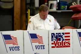 Cử tri bỏ phiếu bầu tại Loudon, bang New Hampshire. (Nguồn: AFP/TTXVN)