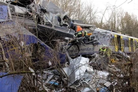 Lực lượng cứu hộ nỗ lực khắc phục hậu quả tại hiện trường vụ tai nạn. (Nguồn: AFP/TTXVN)