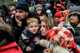 Người di cư chờ tại Canakkale, Thổ Nhĩ Kỳ để tìm cách vượt biển tới Hy Lạp. (Nguồn: AFP/TTXVN)