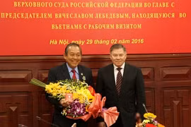 Chánh án Tòa án nhân dân tối cao Trương Hòa Bình và Chánh án Vyacheslav Mikhailovich Lebedev. (Nguồn: dangcongsan.vn)