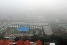 Sương mù dày đặc xuất hiện tại khu vực quận Hoàng Mai, thành phố Hà Nội. (Ảnh: Hùng Võ/Vietnam+)