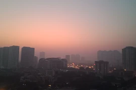 Có những thời điểm, chất lượng không khí tại một số điểm ở thành phố Hà Nội lên tới ngưỡng "màu nâu" cảnh báo khẩn cấp về sức khỏe. (Ảnh: Hùng Võ/Vietnam+)
