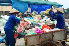 Rác thải ùn ứ sau 5 ngày người dân chặn xe chở rác vào bãi rác Nam Sơn. (Ảnh: Hùng Võ/Vietnam+)