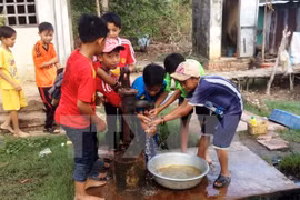 Niềm vui của trẻ em khi có nước sạch sinh hoạt. (Nguồn ảnh: TTXVN