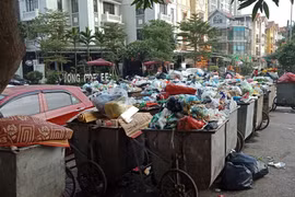 Rác thại tại nhiều điểm ở nội thành Hà Nội bị ùn ứ do người dân chặn xe vào bãi rác Nam Sơn. (Ảnh: Hùng Võ/Vietnam+)