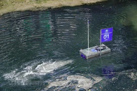 Thí điểm làm sạch sông Tô Lịch. (Ảnh: Sơn Bách/Vietnam+).