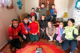 Người hâm mộ tập trung tại nhà cầu thủ Nguyễn Thị Thảo để cổ vũ cho đội tuyển nữ Việt Nam. (Ảnh: TH/Vietnam+)