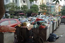 Rác thại tại nhiều điểm ở nội thành Hà Nội bị ùn ứ do người dân chặn xe vào bãi rác Nam Sơn. (Ảnh: Hùng Võ/Vietnam+)