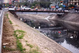 Nước sông Tô Lịch đen như mực. (Ảnh: P.V/Vietnam+)