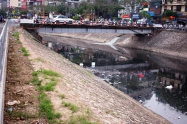 Nước sông Tô Lịch đen như mực. (Ảnh: P.V/Vietnam+)