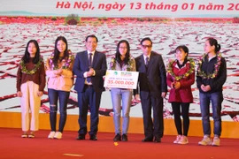 Tác phẩm “hướng đi nào cho người nông dân” của nhóm sinh viên Trường Đại học Tài nguyên và Môi trường Hà Nội đã giành giả nhất cuộc thi. (Ảnh: Hùng Võ/Vietnam+)