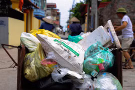 Việc thu gom rác tại các ngõ xóm dưới 2m tại các huyện ngoại thành Hà Nội đang gặp rất nhiều khó khăn. (Ảnh: Q.Sỹ/Vietnam+)