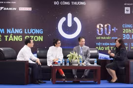 Các khách mời chia sẻ tại buổi Tọa đàm “Tiết kiệm năng lượng, bảo vệ tầng ozon.” (Ảnh: Thoa Chu/Vietnam+)