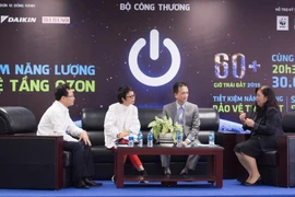 Các khách mời chia sẻ tại buổi Tọa đàm “Tiết kiệm năng lượng, bảo vệ tầng ozon.” (Ảnh: Thoa Chu/Vietnam+)