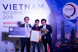 Đại sứ Thụy Điển Pereric Hogberg (ngoài cùng bên trái) trao giải nhất cho kiến trúc sư Lê Vũ Cương (chính giữa). (Ảnh: Thoa Chu/Vietnam+)