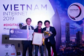 Đại sứ Thụy Điển Pereric Hogberg (ngoài cùng bên trái) trao giải nhất cho kiến trúc sư Lê Vũ Cương (chính giữa). (Ảnh: Thoa Chu/Vietnam+)