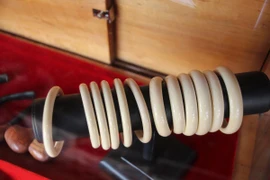 Vòng tay được làm từ ngà voi bày bán nhan nhản. (Ảnh: PV/Vietnam+)