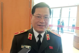 Thiếu tướng Nguyễn Hữu Cầu, Giám đốc Công an tỉnh Nghệ An chia sẻ với báo chí bên hành lang Quốc hội. (Ảnh: Hùng Võ/Vietnam+)