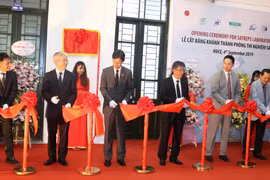 Các đại biểu cắt băng khánh thành phòng thí nghiệm Stareps tại trường Đại học Xây dựng Hà Nội. (Ảnh: JICA cung cấp)
