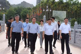 Đoàn đại biểu Thông tấn xã Việt Nam do Ủy viên Trung ương Đảng, Tổng Giám đốc Nguyễn Đức Lợi dẫn đầu đến thăm Khu di tích Bạch Đằng Giang, thành phố Hải Phòng. (Ảnh: Hùng Võ/Vietnam+) 