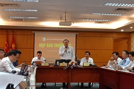 Trứ trưởng Bộ Tài nguyên và Môi trường Lê Công Thành (đứng giữa) chủ trì buổi họp báo. (Ảnh: Hùng Võ/Vietnam+)