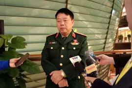 Thiếu tướng Sùng Thìn Cò, đại biểu Quốc hội tỉnh Hà Giang chia sẻ với báo chí. (Ảnh: Hùng Võ/Vietnam+)