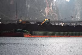 Nếu bài toán “than lậu” không được giải quyết, trong khi nguồn than trong nước không đủ đáp ứng cho nhu cầu của nhiệt điện, tương lai, “cơn khát” năng lượng sẽ trở thành gánh nặng cho đất nước.(Ảnh: P.V/Vietnam+)