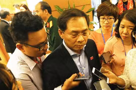 Thứ trưởng Bộ Ngoại giao Bùi Thanh Sơn chia sẻ với báo chí bên hành lang Quốc hội. (Ảnh: PV/Vietnam+)