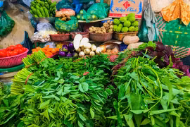 Giá xăng đã giảm về mức thấp nhất từ đầu năm nhưng các mặt hàng thực phẩm như rau xanh, thịt, cá... chưa ghi nhận mức giảm tương xứng. (Ảnh: Việt Anh/Vietnam+)