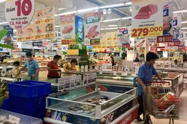 Các hệ thống siêu thị tại Hà Nội thường xuyên tổ chức các chương trình khuyến mãi cho các nhóm ngành hàng nhằm hỗ trợ người tiêu dùng. (Ảnh: Việt Anh/Vietnam+)