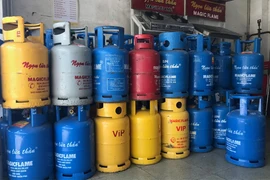 Sau nhiều lần tăng giá ở các kỳ điều chỉnh đầu tháng, việc giá gas quay đầu giảm mạnh được xem là tin vui với người tiêu dùng Thủ đô. (Ảnh: Việt Anh/Vietnam+)