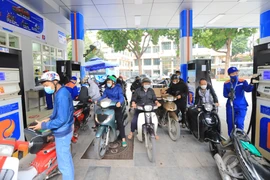 Ghi nhận một số cửa hàng bán xăng dầu trên địa bàn Hà Nội, có rất nhiều người đến đổ xăng vì lo ngại giá xăng có thể tăng mạnh vào buổi chiều. (Ảnh: Hoài Nam/Vietnam+)